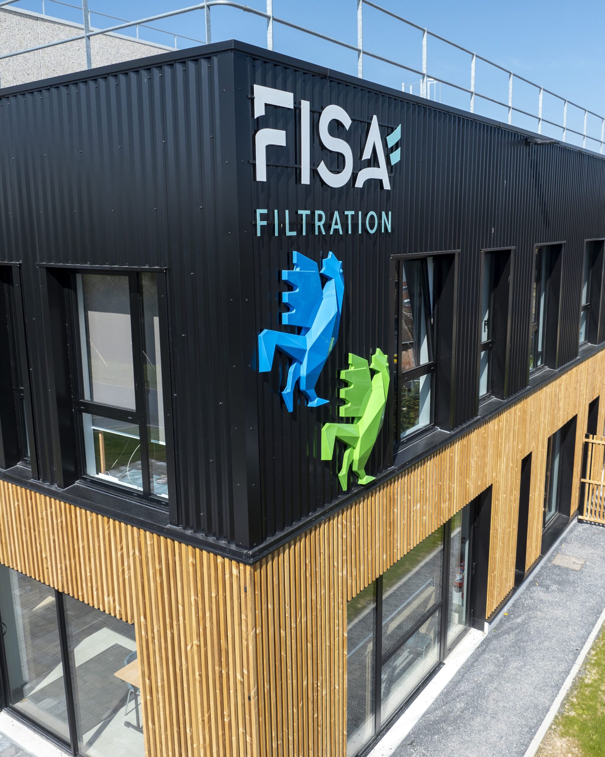 Devanture FISA avec les coqs French Fab et La Communauté du Coq Vert