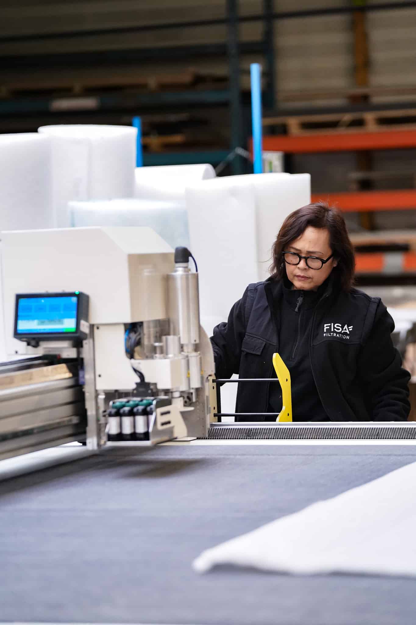 Chu, opératrice de fabrication découpant son media